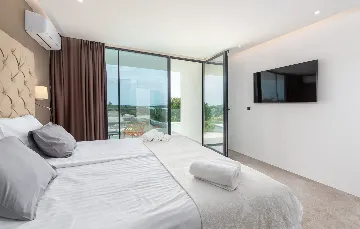 Spacious 4-Bedroom Villa with Pool in Ližnjan