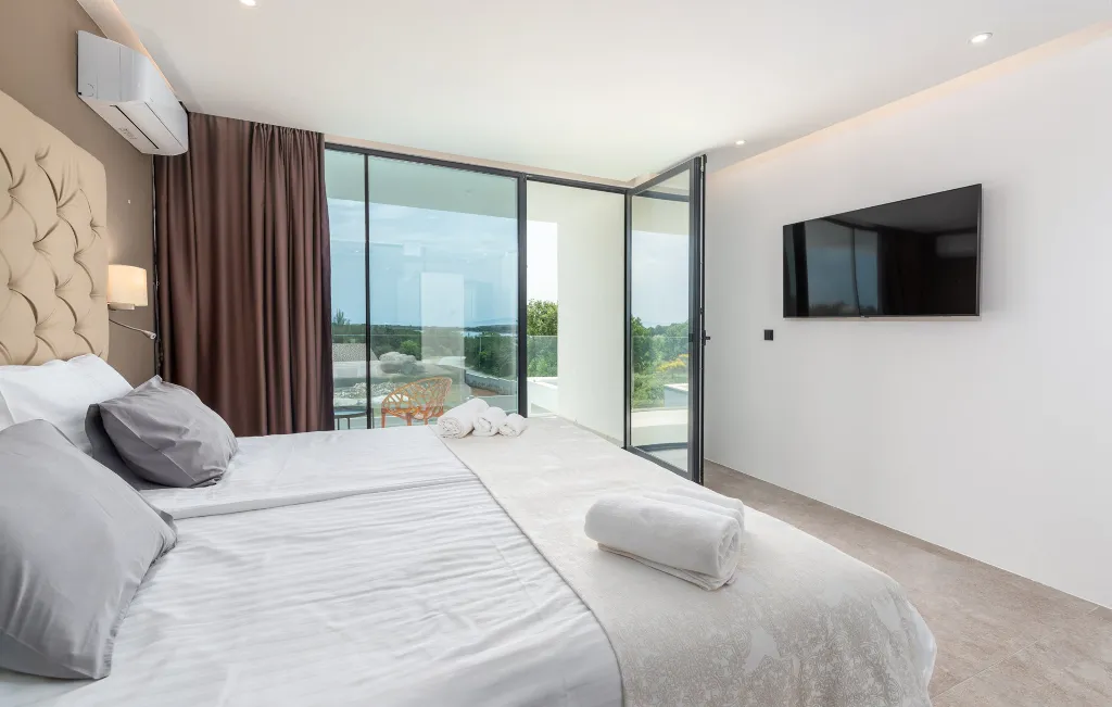 Spacious 4-Bedroom Villa with Pool in Ližnjan