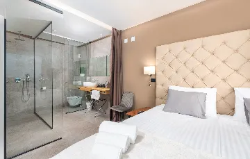 Spacious 4-Bedroom Villa with Pool in Ližnjan