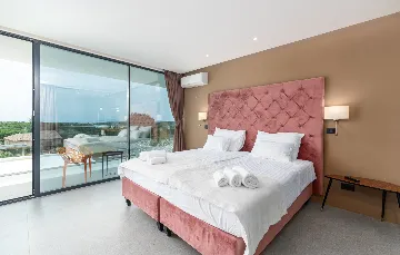 Spacious 4-Bedroom Villa with Pool in Ližnjan