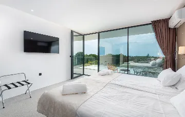 Spacious 4-Bedroom Villa with Pool in Ližnjan