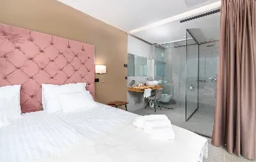 Spacious 4-Bedroom Villa with Pool in Ližnjan