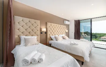 Spacious 4-Bedroom Villa with Pool in Ližnjan