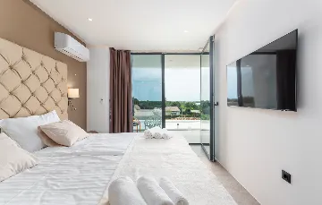 Spacious 4-Bedroom Villa with Pool in Ližnjan