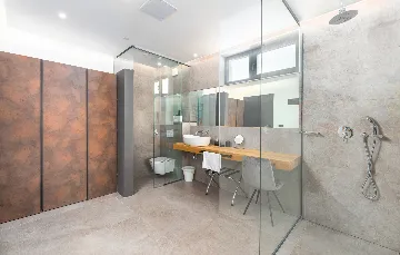 Spacious 4-Bedroom Villa with Pool in Ližnjan