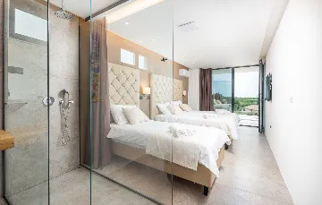 Spacious 4-Bedroom Villa with Pool in Ližnjan