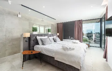 Spacious 4-Bedroom Villa with Pool in Ližnjan