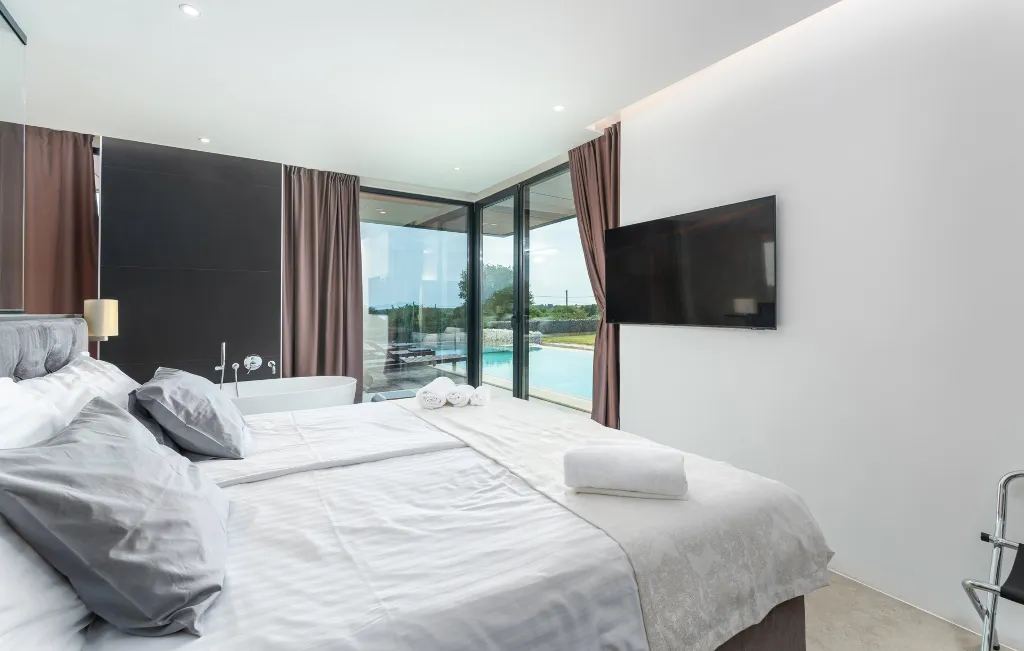 Spacious 4-Bedroom Villa with Pool in Ližnjan