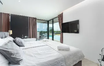 Spacious 4-Bedroom Villa with Pool in Ližnjan