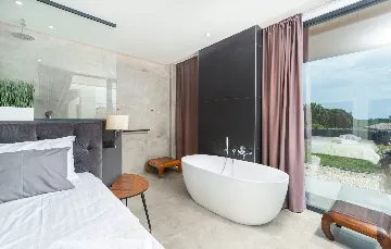 Spacious 4-Bedroom Villa with Pool in Ližnjan