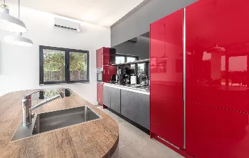 Spacious 4-Bedroom Villa with Pool in Ližnjan