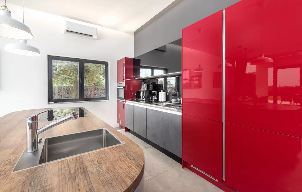 Spacious 4-Bedroom Villa with Pool in Ližnjan