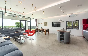 Spacious 4-Bedroom Villa with Pool in Ližnjan