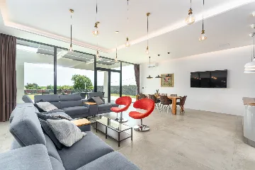 Spacious 4-Bedroom Villa with Pool in Ližnjan