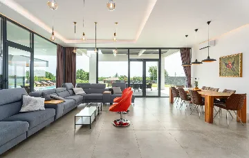 Spacious 4-Bedroom Villa with Pool in Ližnjan