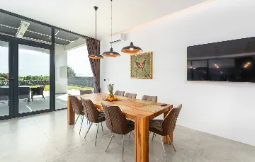 Spacious 4-Bedroom Villa with Pool in Ližnjan