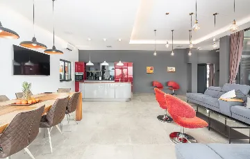 Spacious 4-Bedroom Villa with Pool in Ližnjan