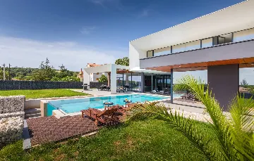 Spacious 4-Bedroom Villa with Pool in Ližnjan