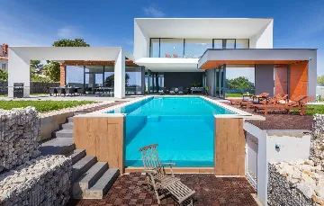 Spacious 4-Bedroom Villa with Pool in Ližnjan