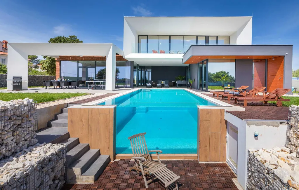 Spacious 4-Bedroom Villa with Pool in Ližnjan
