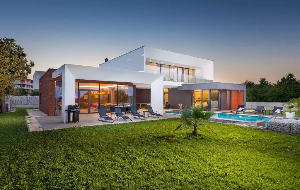 Spacious 4-Bedroom Villa with Pool in Ližnjan