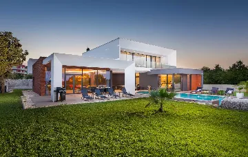 Spacious 4-Bedroom Villa with Pool in Ližnjan