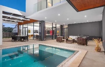 Spacious 4-Bedroom Villa with Pool in Ližnjan