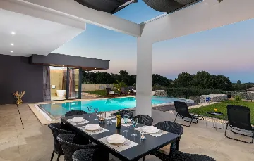 Spacious 4-Bedroom Villa with Pool in Ližnjan