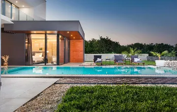 Spacious 4-Bedroom Villa with Pool in Ližnjan