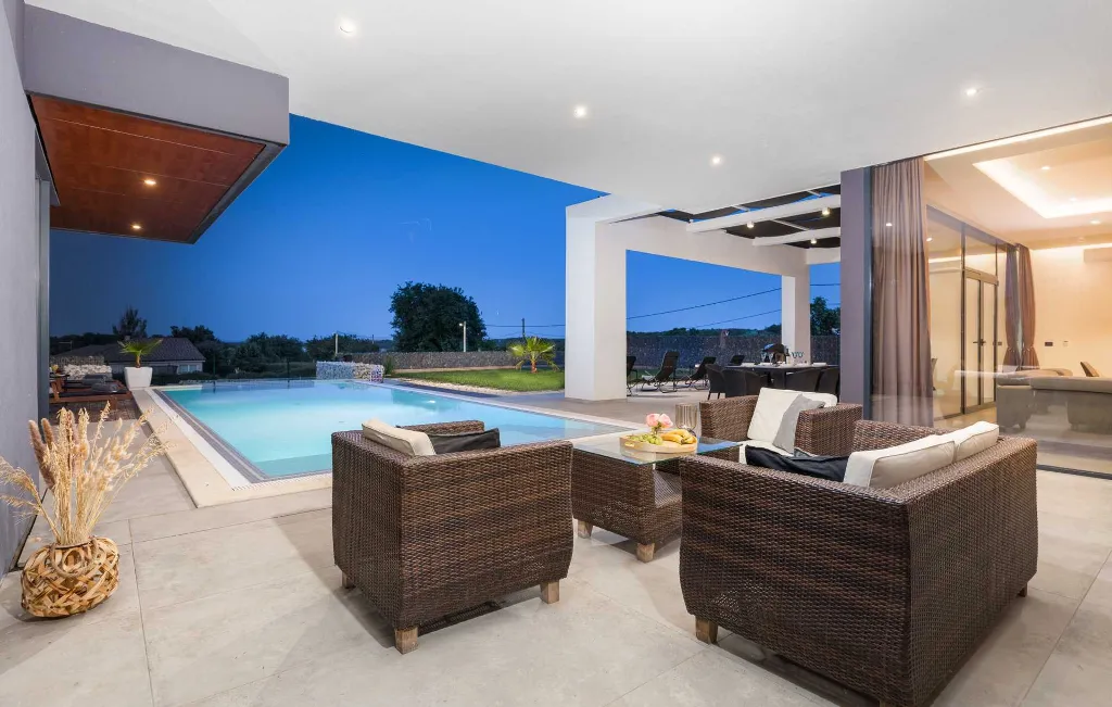 Spacious 4-Bedroom Villa with Pool in Ližnjan