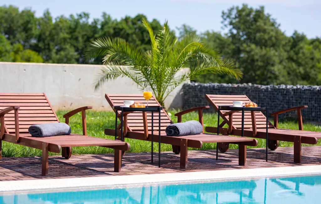 Spacious 4-Bedroom Villa with Pool in Ližnjan