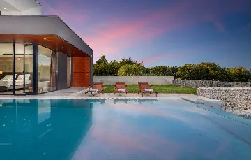 Spacious 4-Bedroom Villa with Pool in Ližnjan