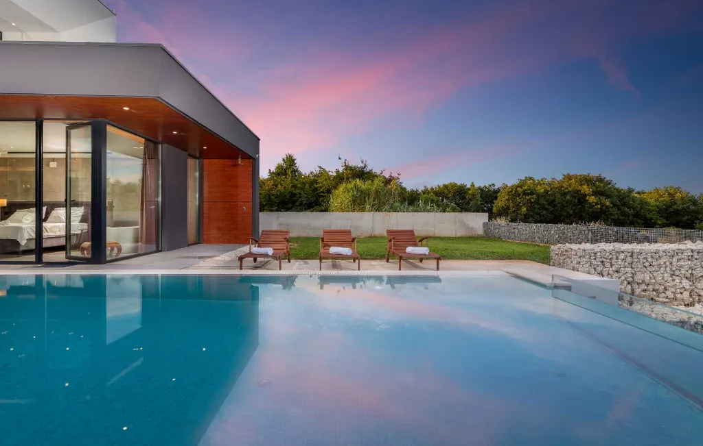 Spacious 4-Bedroom Villa with Pool in Ližnjan