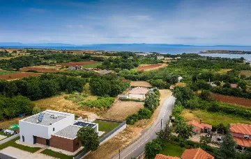 Spacious 4-Bedroom Villa with Pool in Ližnjan