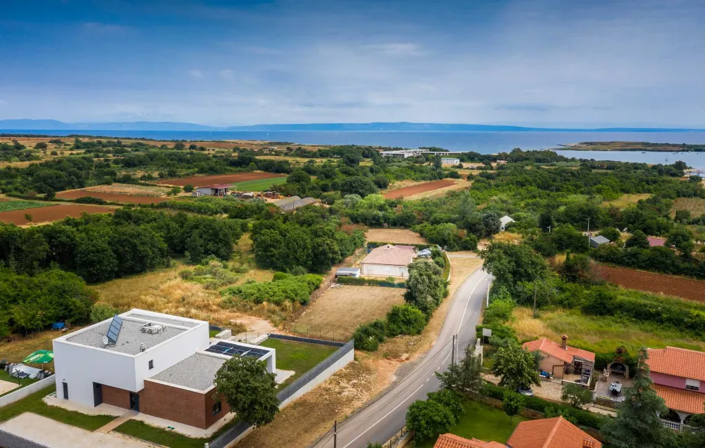 Spacious 4-Bedroom Villa with Pool in Ližnjan