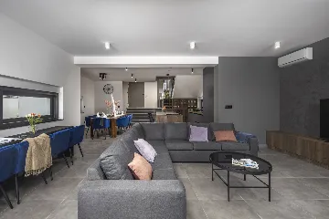 Modern Villa with Pool in Novigrad