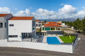 Modern Villa with Pool in Novigrad