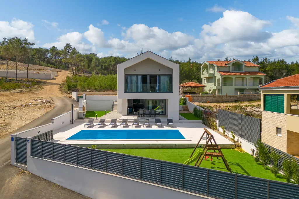 Modern Villa with Pool in Novigrad