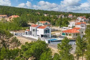Modern Villa with Pool in Novigrad