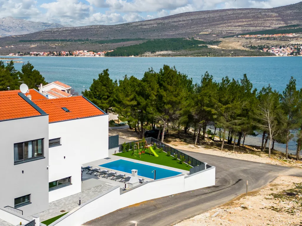 Modern Villa with Pool in Novigrad