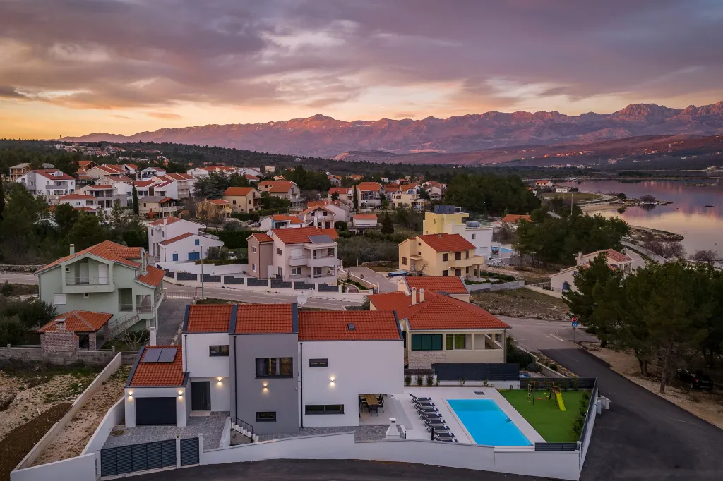 Modern Villa with Pool in Novigrad