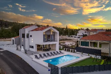 Modern Villa with Pool in Novigrad