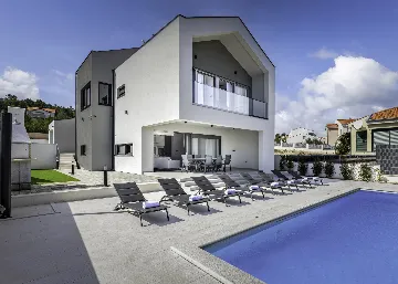 Modern Villa with Pool in Novigrad