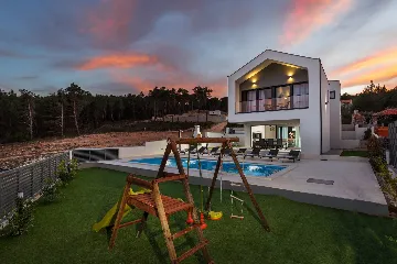 Modern Villa with Pool in Novigrad