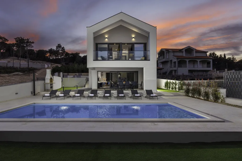 Modern Villa with Pool in Novigrad
