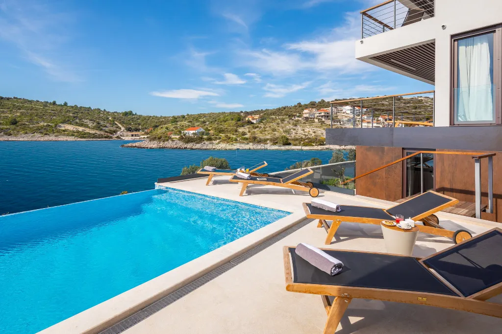Beachfront Villa with Infinity Pool, Rogoznica