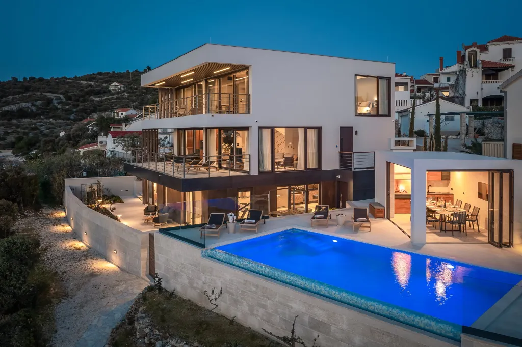 Beachfront Villa with Infinity Pool, Rogoznica