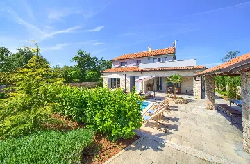 Spacious Family Villa with Heated Pool in Kras