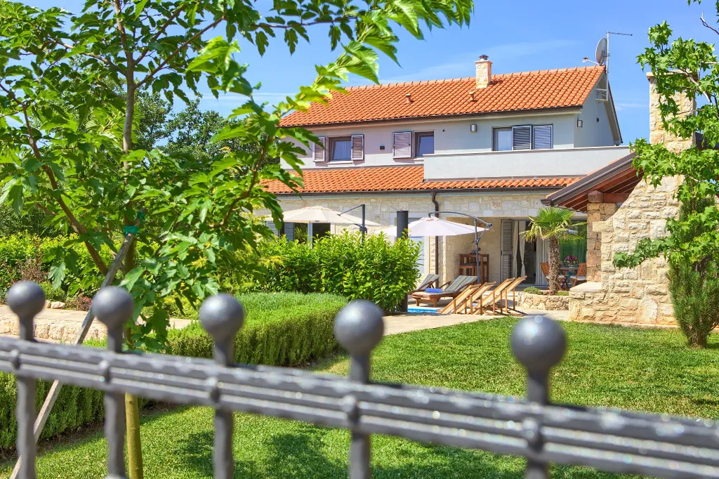 Spacious Family Villa with Heated Pool in Kras