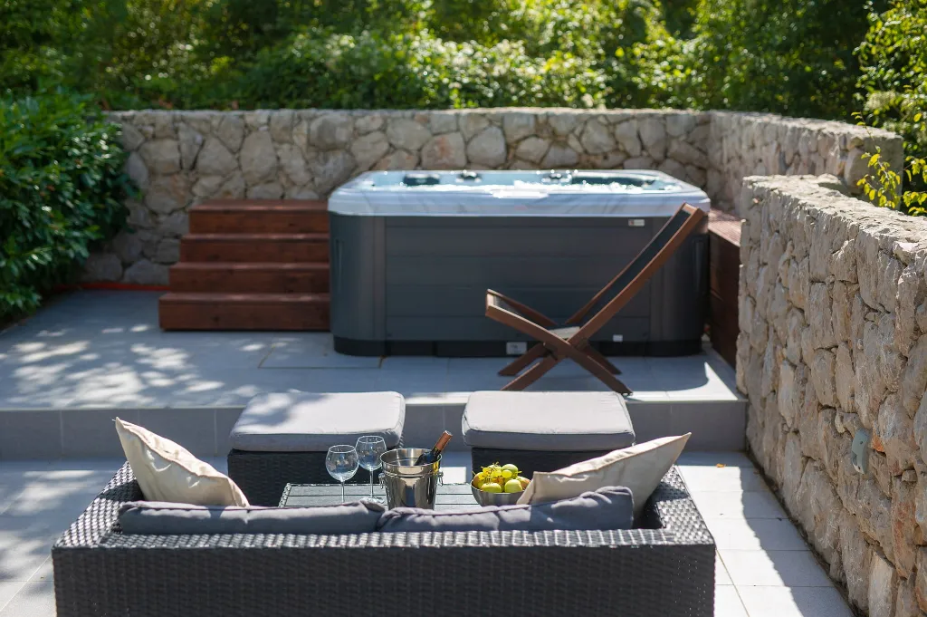 Spacious Family Villa with Heated Pool in Kras